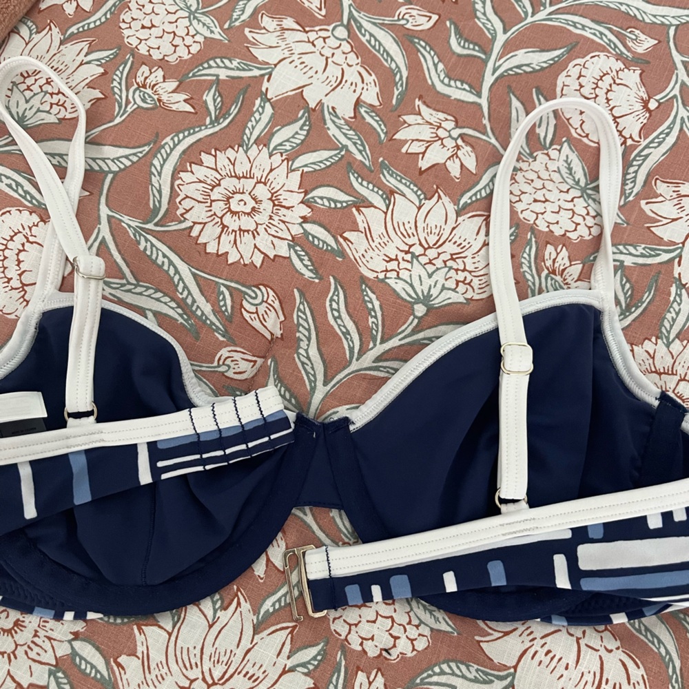 Abercrombie underwire swim top & mid rise high leg moderate bottom - Picture 4 of 5